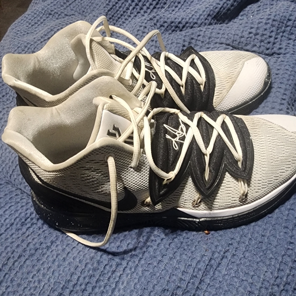 Nike Kyrie 5 shoes